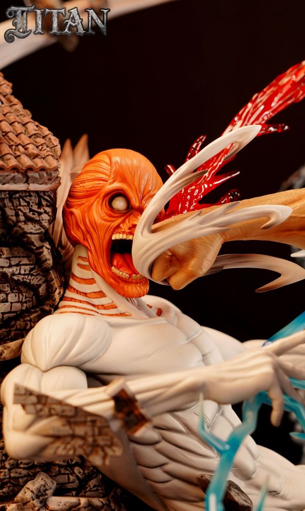 【Pre-order】Attack on Titan: The Colossal Titan Series - War Hammer Titan vs. Colossal Titan Statue