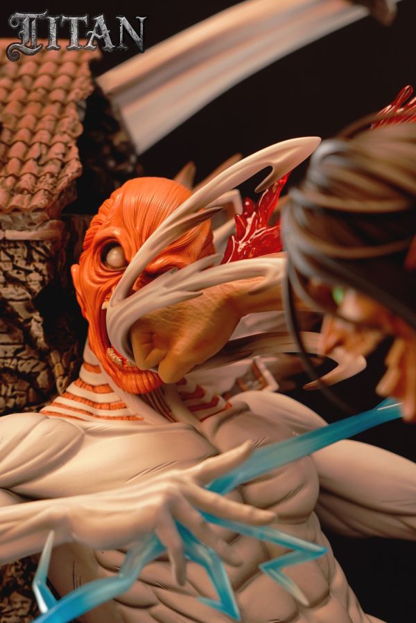 【Pre-order】Attack on Titan: The Colossal Titan Series - War Hammer Titan vs. Colossal Titan Statue