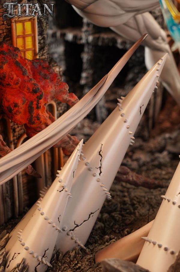 【Pre-order】Attack on Titan: The Colossal Titan Series - War Hammer Titan vs. Colossal Titan Statue