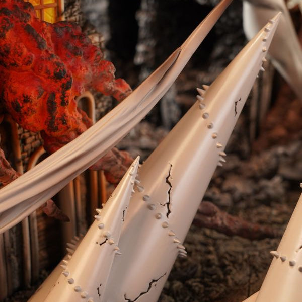 【Pre-order】Attack on Titan: The Colossal Titan Series - War Hammer Titan vs. Colossal Titan Statue